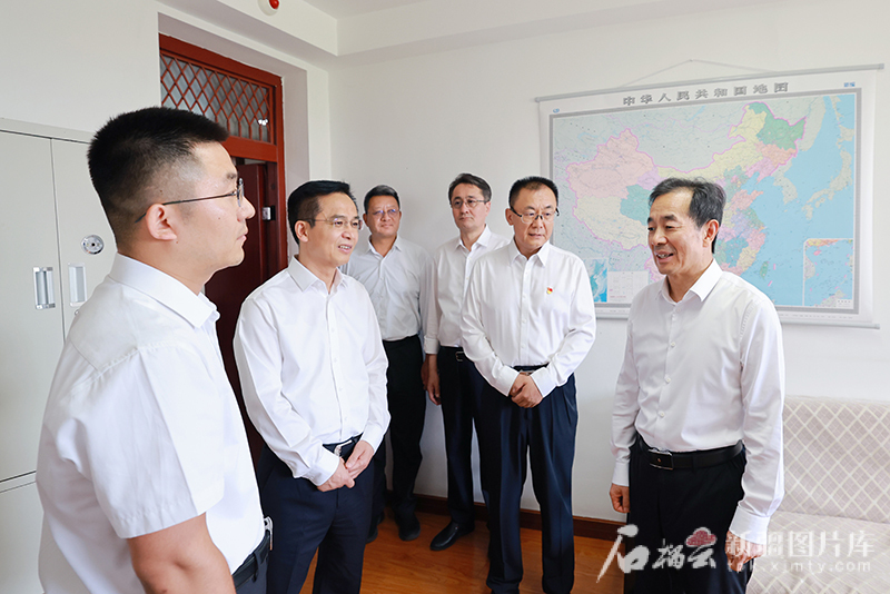 陳小江在自治區黨委政法委機關和自治區公安廳調研...