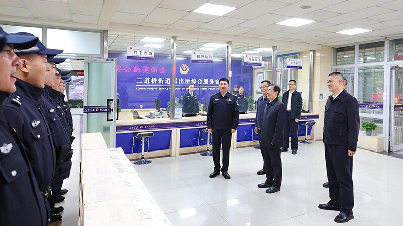 陳小江看望慰問節日期間堅守崗位的一線政法干警時...