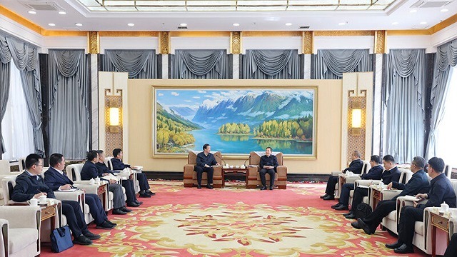 陳小江艾爾肯·吐尼亞孜會見國家煙草專賣局局長張...